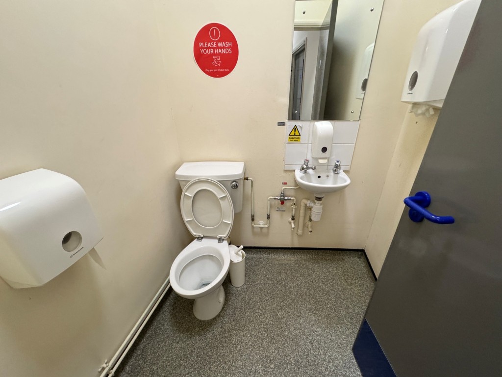 Lot: 92 - FOUR STOREY FREEHOLD BUILDING WITH POTENTIAL - First floor W.C. 2